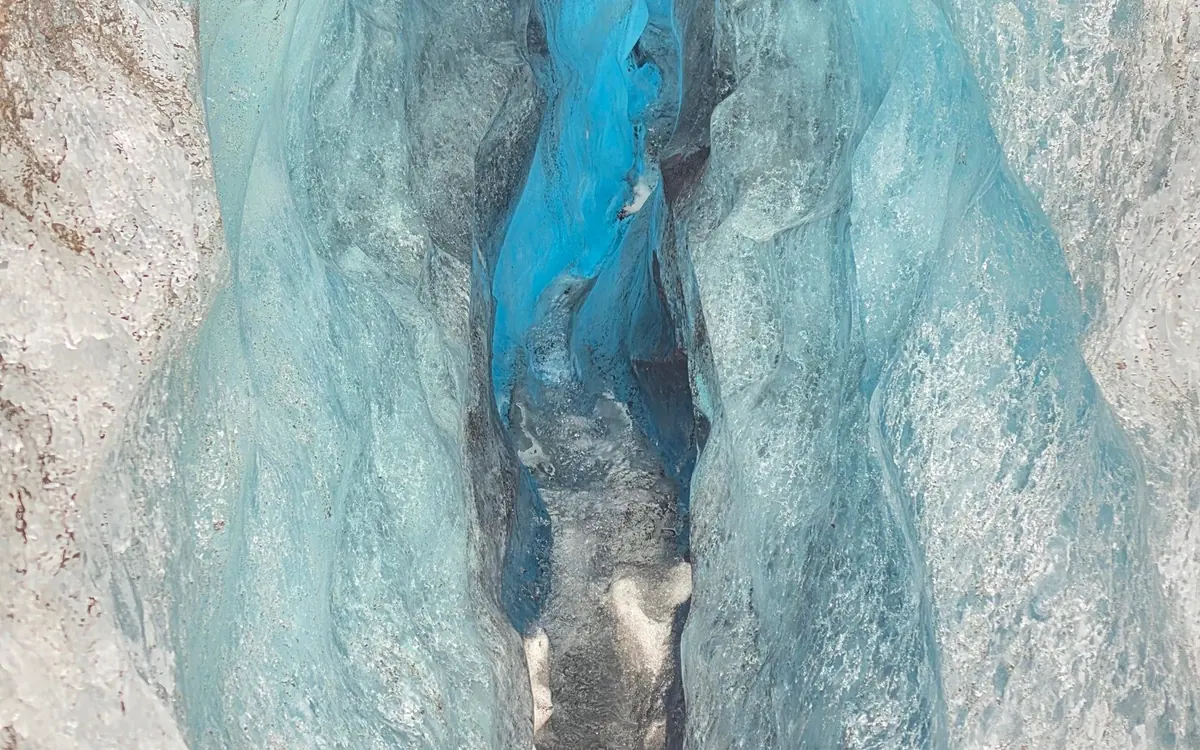 A glacier tongue and its valley in changing Icelandic light